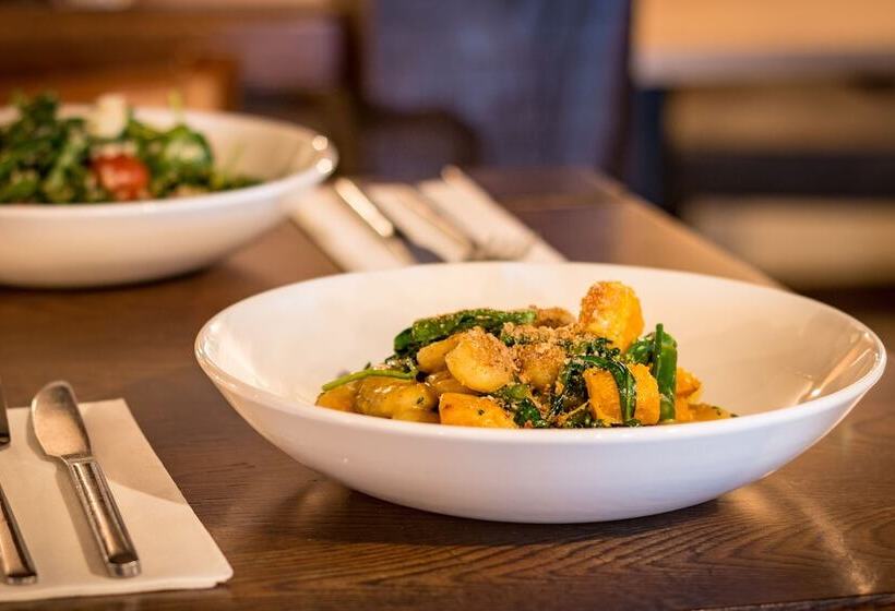 هتل The Saracens Head