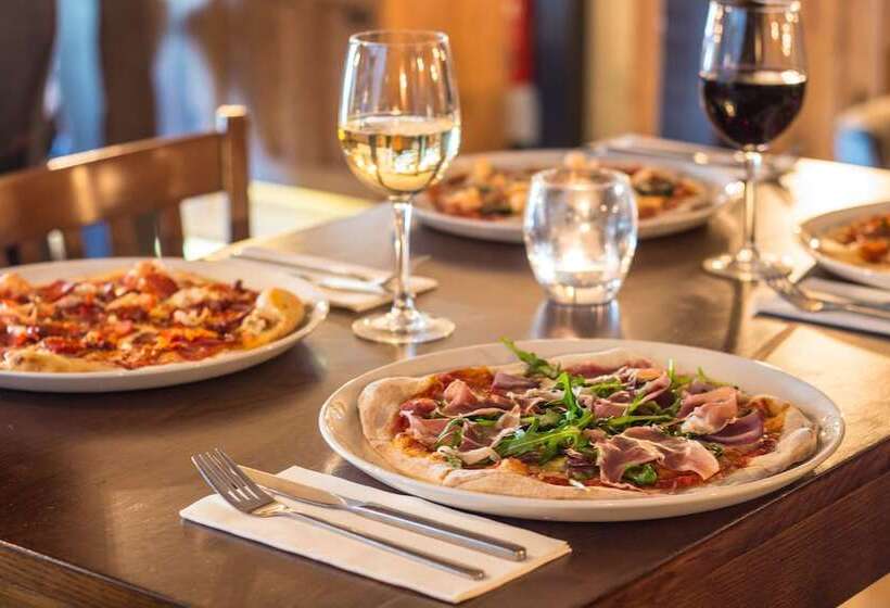 בית מלון כפרי The Saracens Head