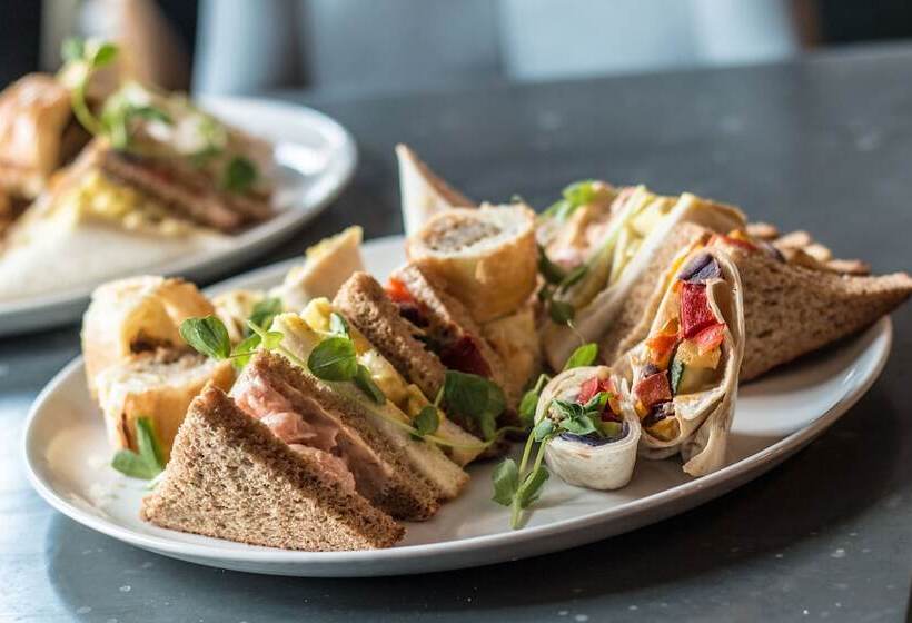 هتل The Saracens Head