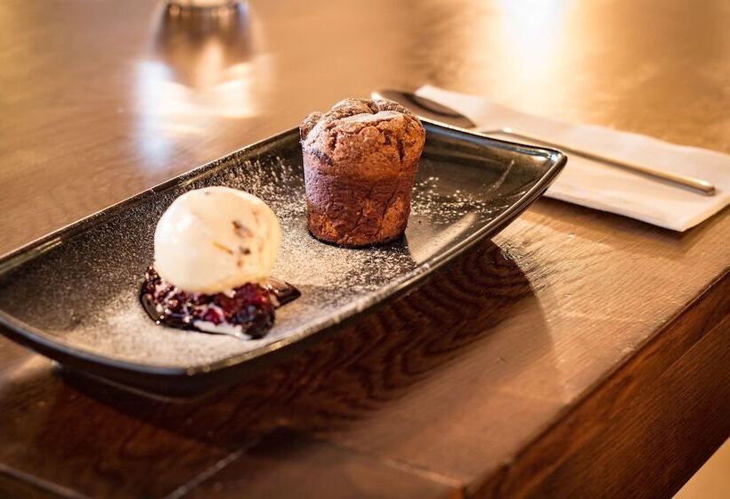 هتل The Saracens Head