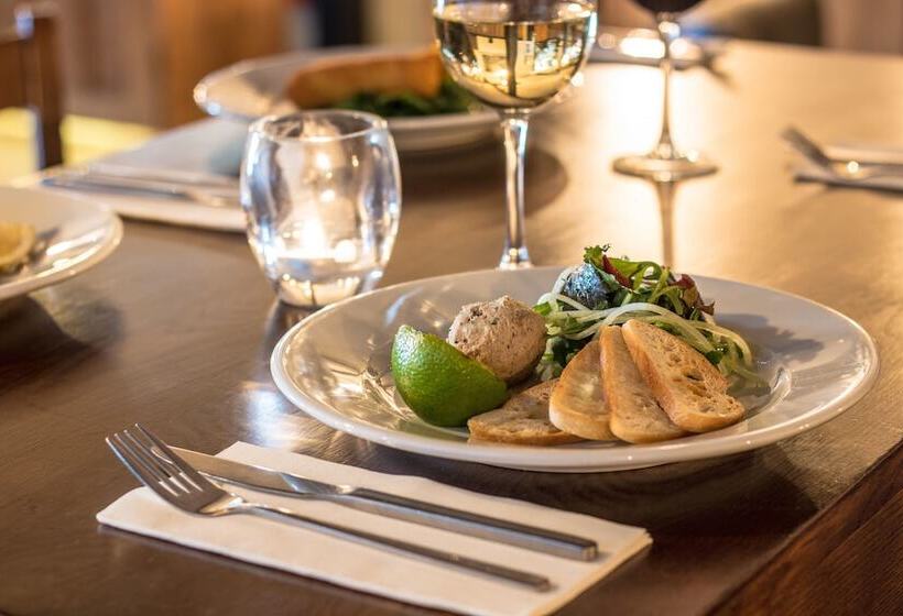 בית מלון כפרי The Saracens Head