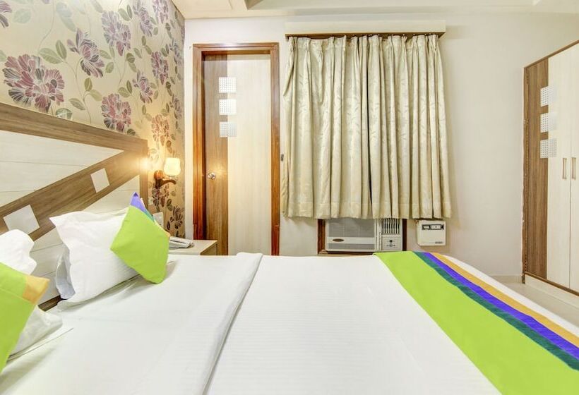 בית מלון כפרי Treebo Rockwell Plaza