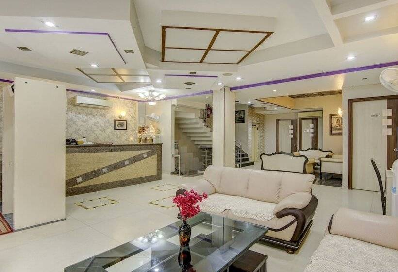 בית מלון כפרי Treebo Rockwell Plaza