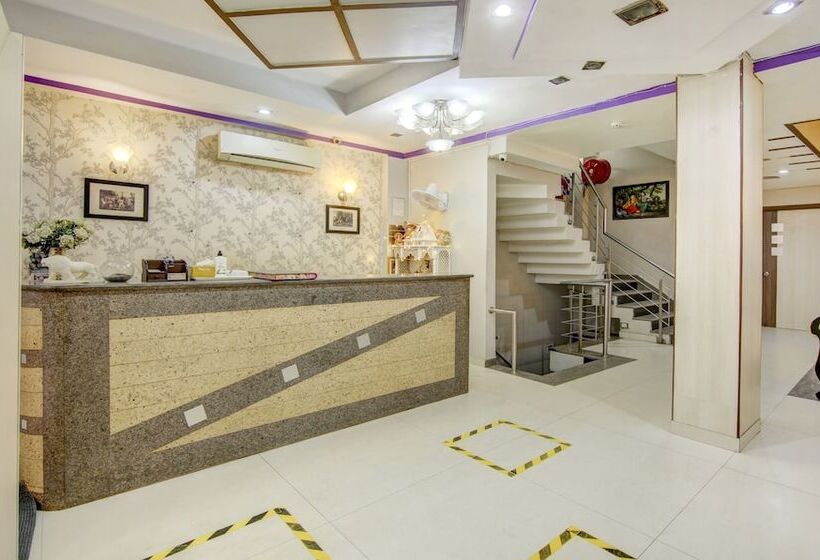 בית מלון כפרי Treebo Rockwell Plaza