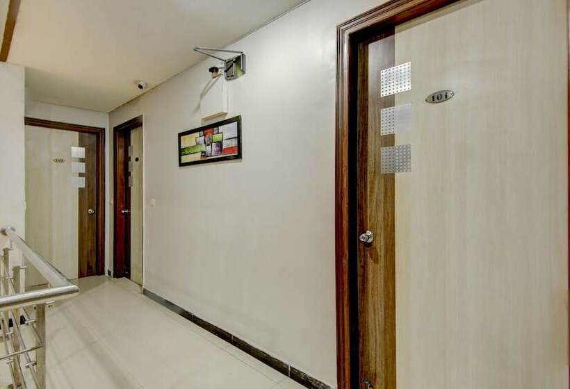 בית מלון כפרי Treebo Rockwell Plaza