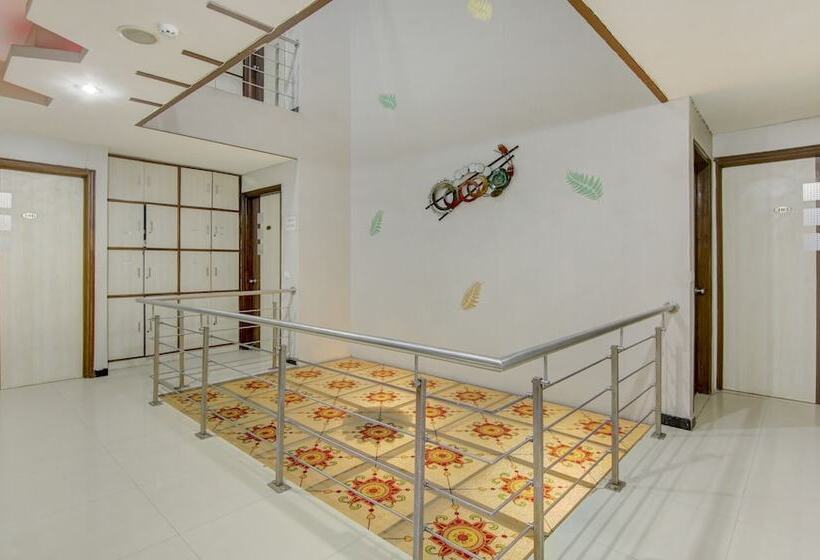 בית מלון כפרי Treebo Rockwell Plaza