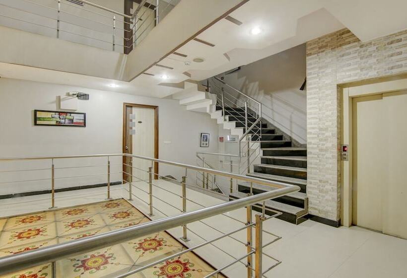 בית מלון כפרי Treebo Rockwell Plaza