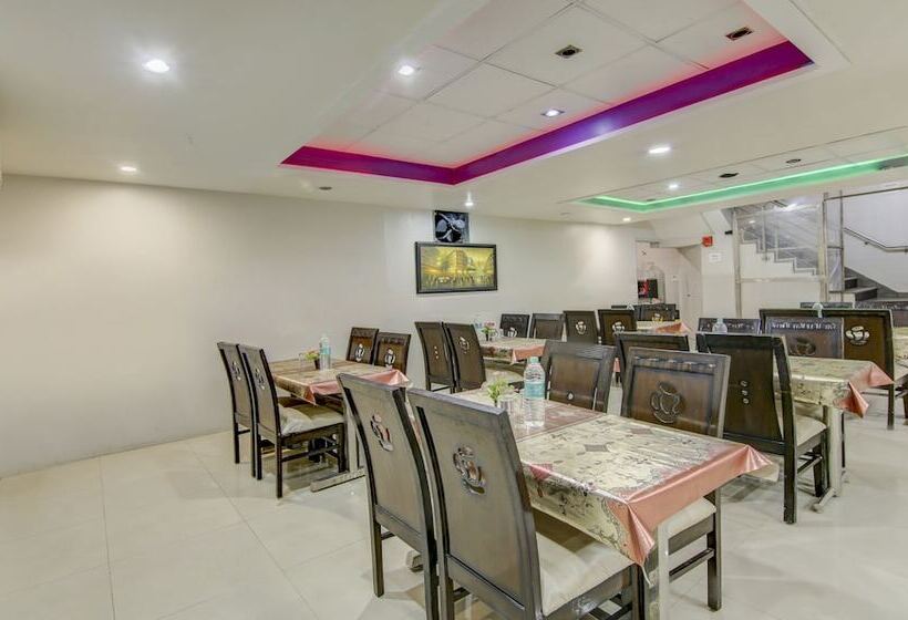 בית מלון כפרי Treebo Rockwell Plaza