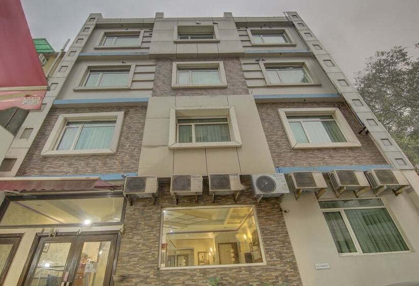 בית מלון כפרי Treebo Rockwell Plaza