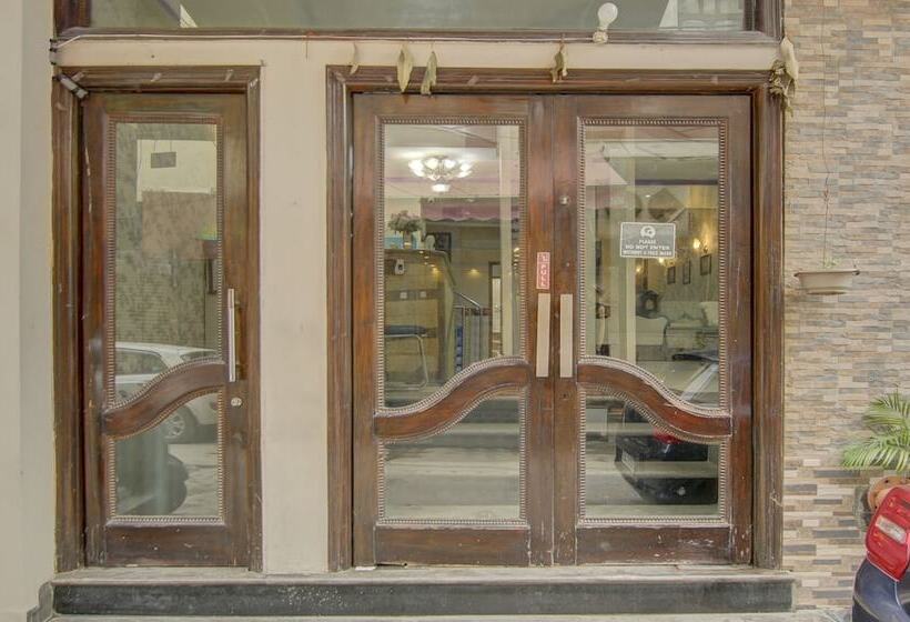 בית מלון כפרי Treebo Rockwell Plaza