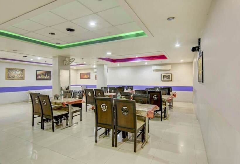 בית מלון כפרי Treebo Rockwell Plaza