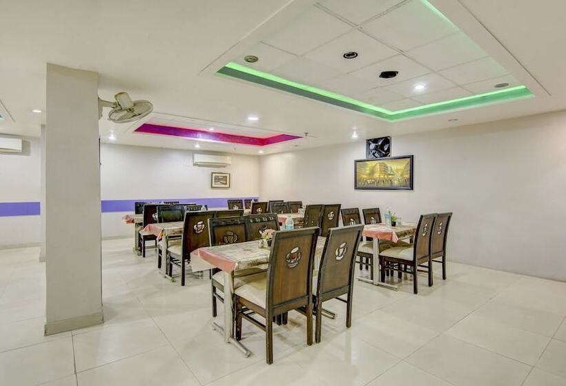 בית מלון כפרי Treebo Rockwell Plaza