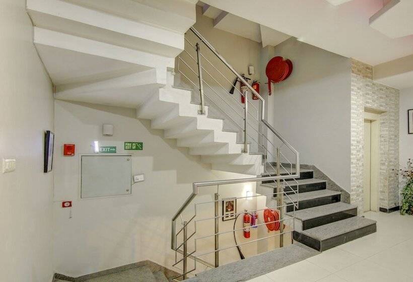 בית מלון כפרי Treebo Rockwell Plaza