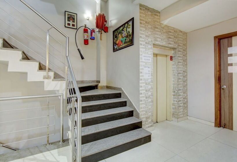 ホテル Treebo Rockwell Plaza