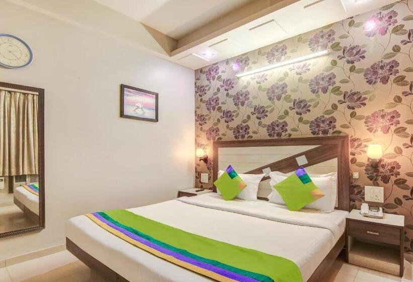 בית מלון כפרי Treebo Rockwell Plaza