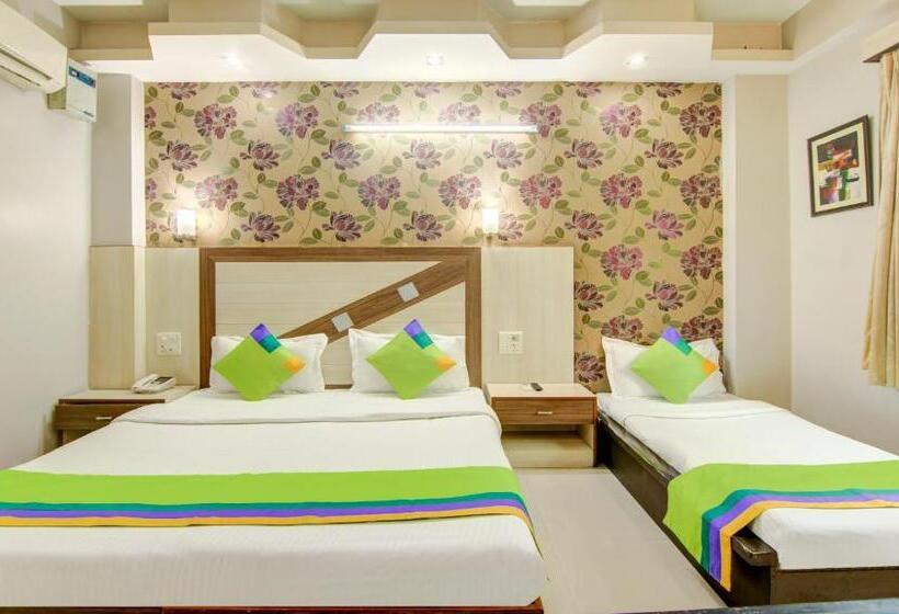 בית מלון כפרי Treebo Rockwell Plaza