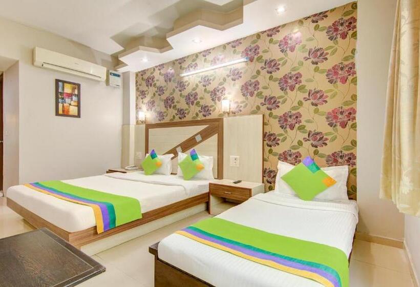 בית מלון כפרי Treebo Rockwell Plaza