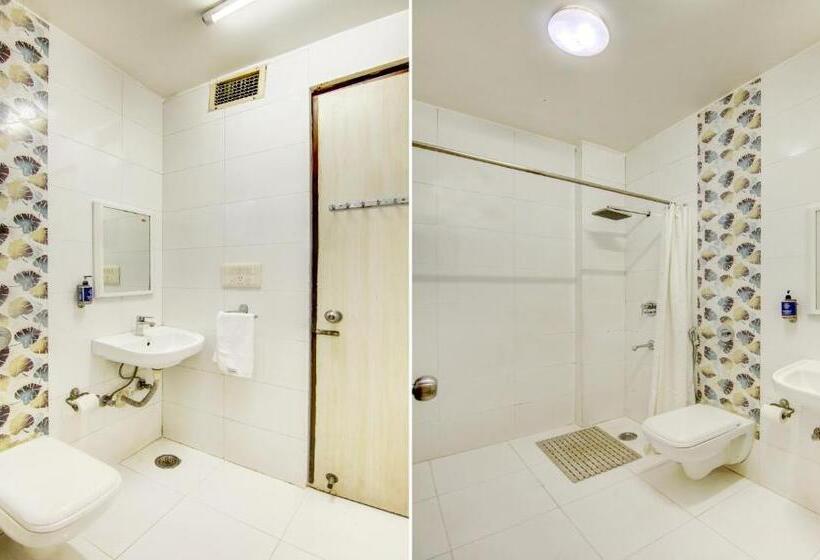 בית מלון כפרי Treebo Rockwell Plaza