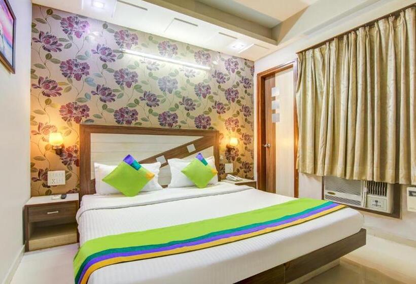 בית מלון כפרי Treebo Rockwell Plaza