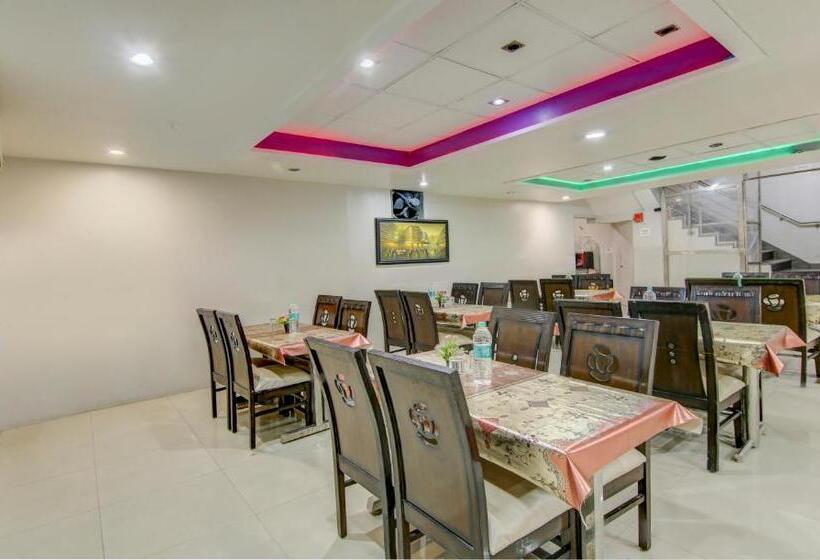 בית מלון כפרי Treebo Rockwell Plaza