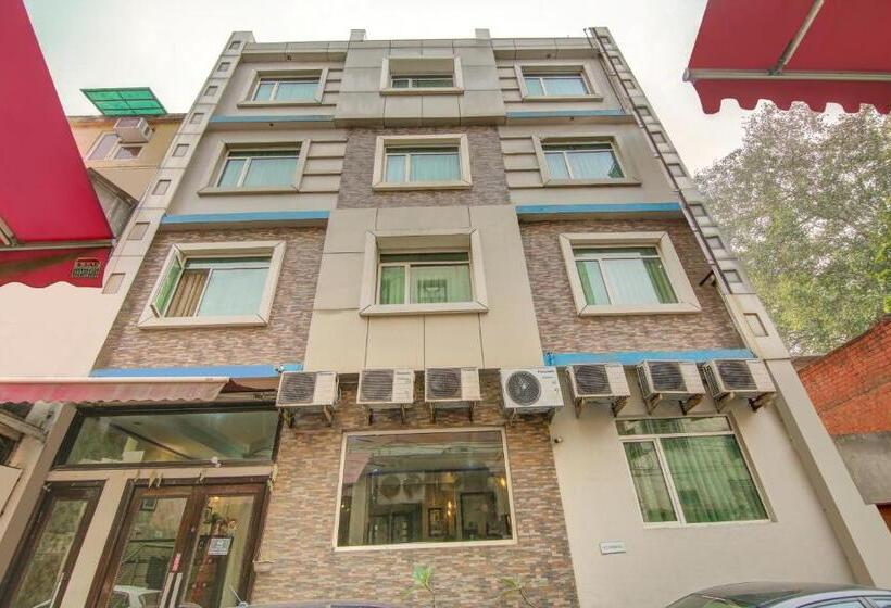 בית מלון כפרי Treebo Rockwell Plaza