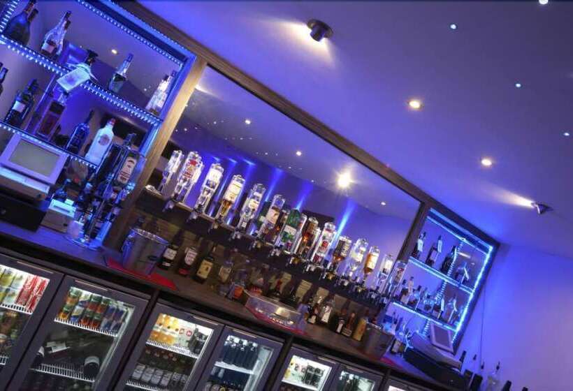 هتل Westhill Country