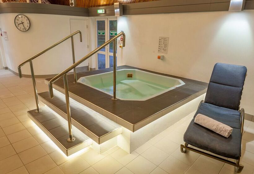 בית מלון כפרי Woodford Bridge Country Club