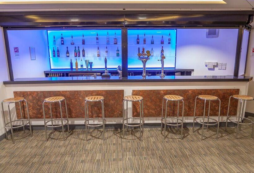 בית מלון כפרי Woodford Bridge Country Club