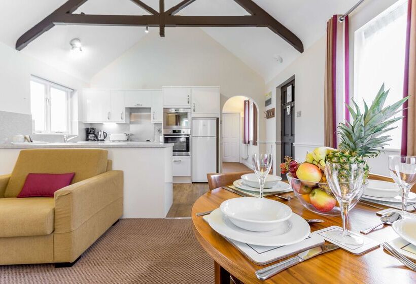 בית מלון כפרי Woodford Bridge Country Club