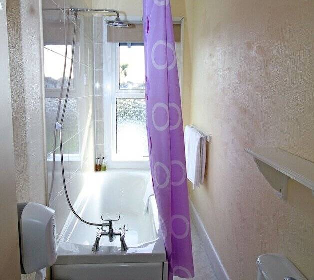 Pine Lodge Guest House