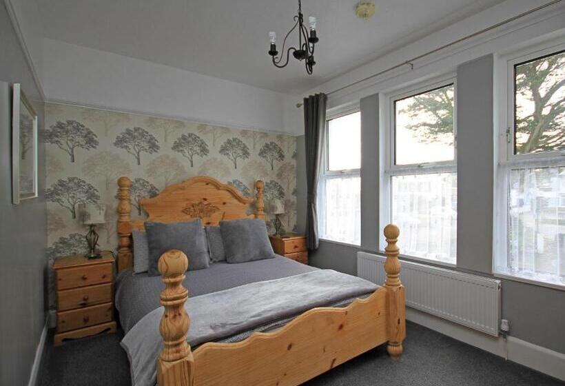 Pine Lodge Guest House