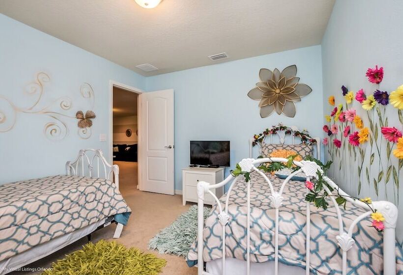 8 Bed Villa With Games, Pool & Spa