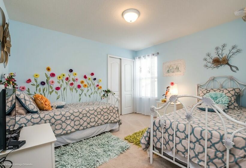 8 Bed Villa With Games, Pool & Spa