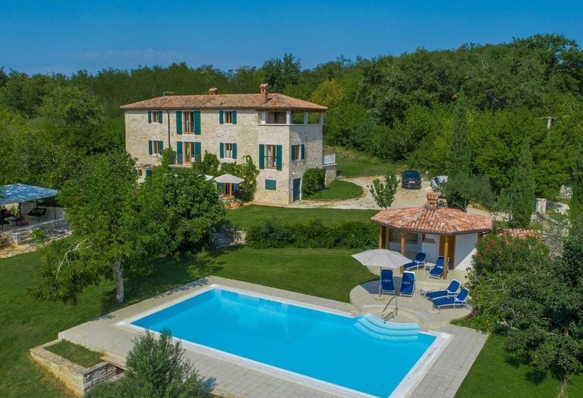 A Spacious Stone House With Heated Infinitypool, Only 20 Min. To The Sea