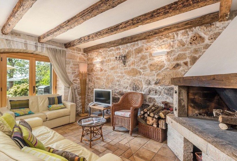 A Spacious Stone House With Heated Infinitypool, Only 20 Min. To The Sea