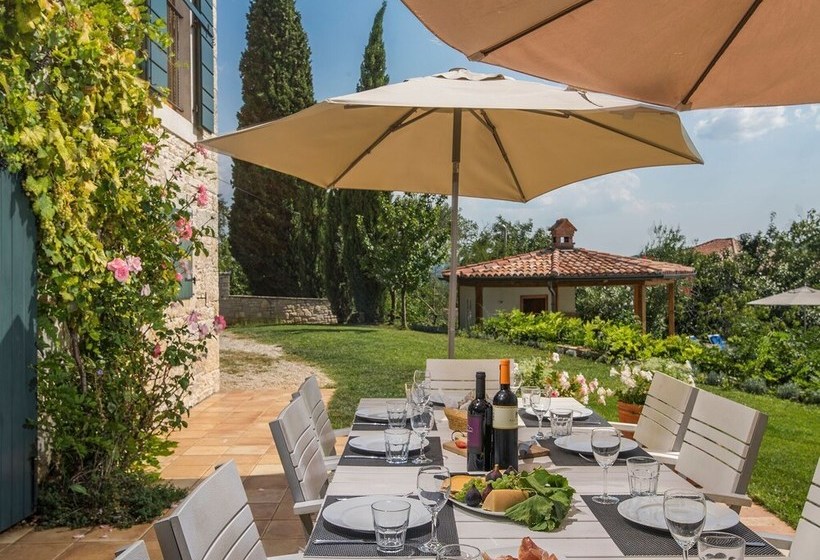 A Spacious Stone House With Heated Infinitypool, Only 20 Min. To The Sea