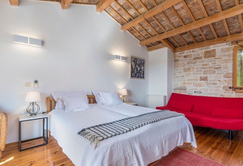 A Spacious Stone House With Heated Infinitypool, Only 20 Min. To The Sea