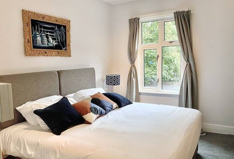 Bookeduk   Large Cosy Cottage