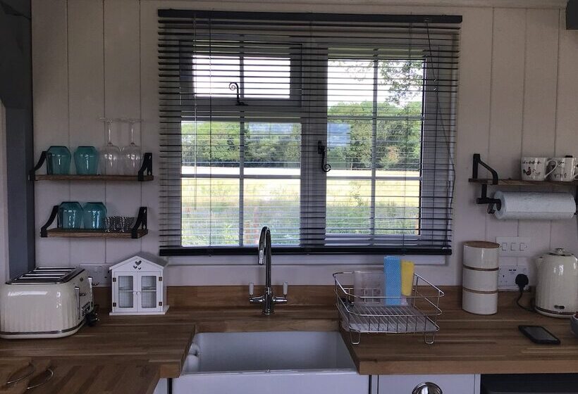 Charming Luxurious Rural Shepherds Hut