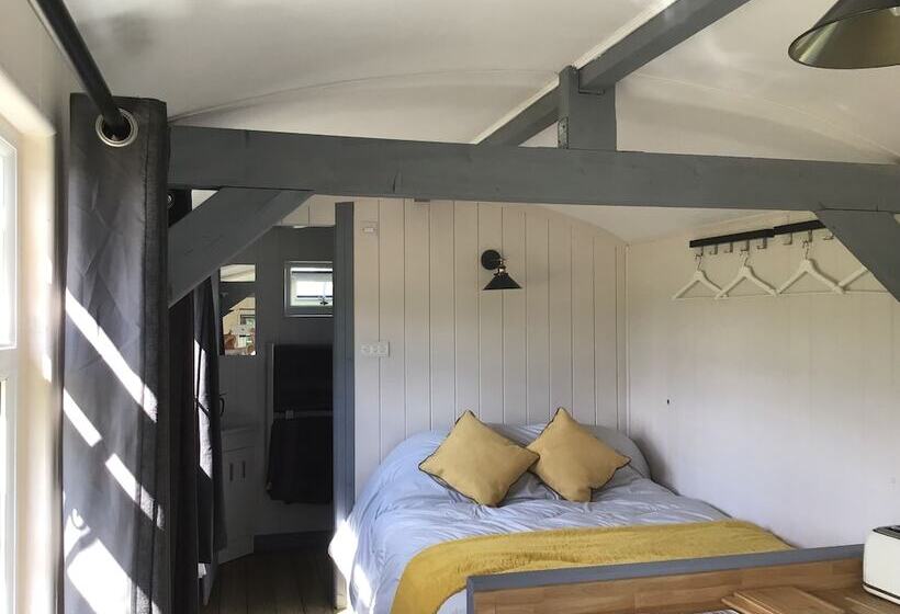 Charming Luxurious Rural Shepherds Hut