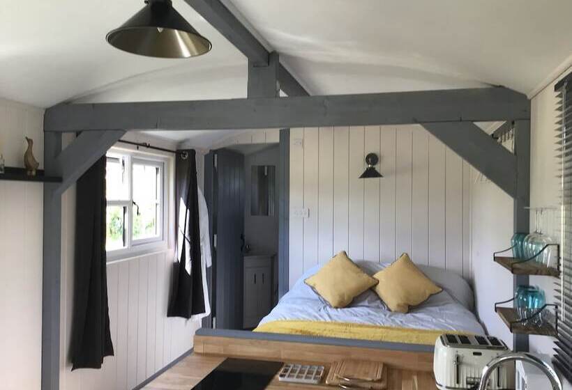 Charming Luxurious Rural Shepherds Hut