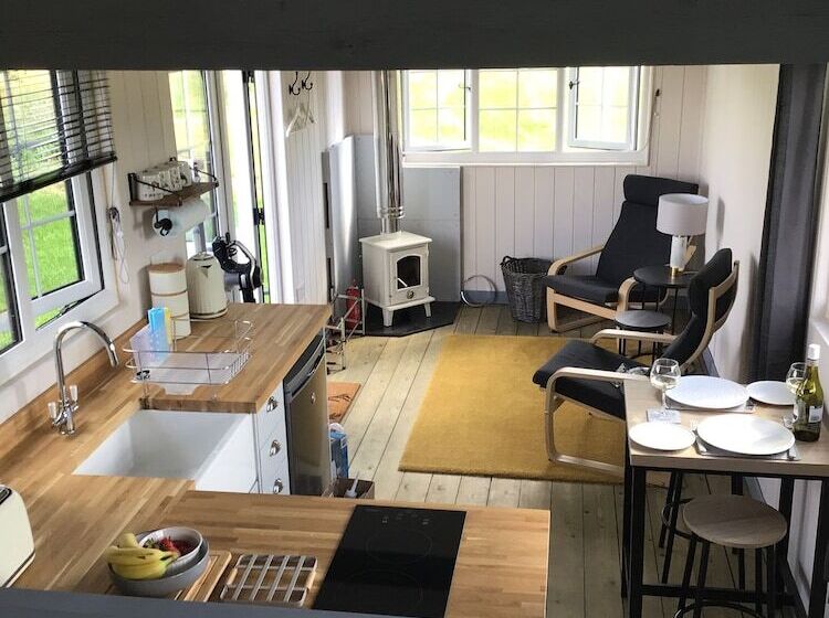 Charming Luxurious Rural Shepherds Hut