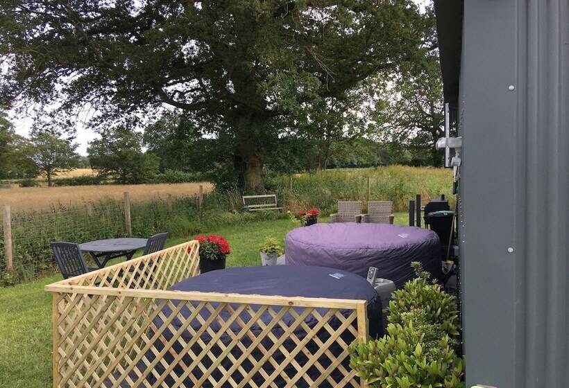 Charming Luxurious Rural Shepherds Hut