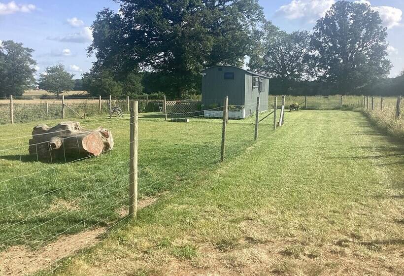 Charming Luxurious Rural Shepherds Hut