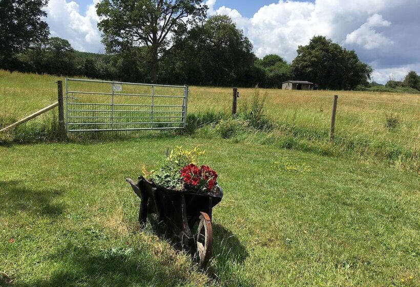 Charming Luxurious Rural Shepherds Hut
