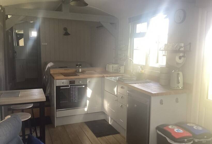Charming Luxurious Rural Shepherds Hut