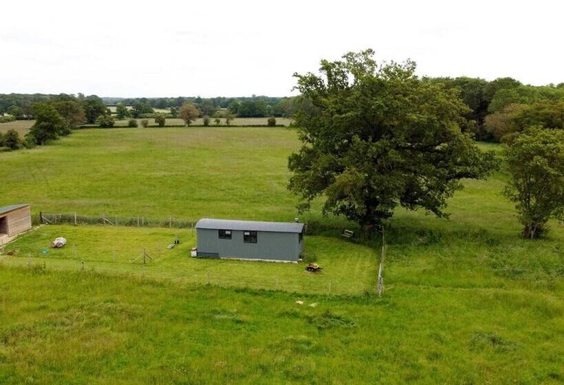Charming Luxurious Rural Shepherds Hut