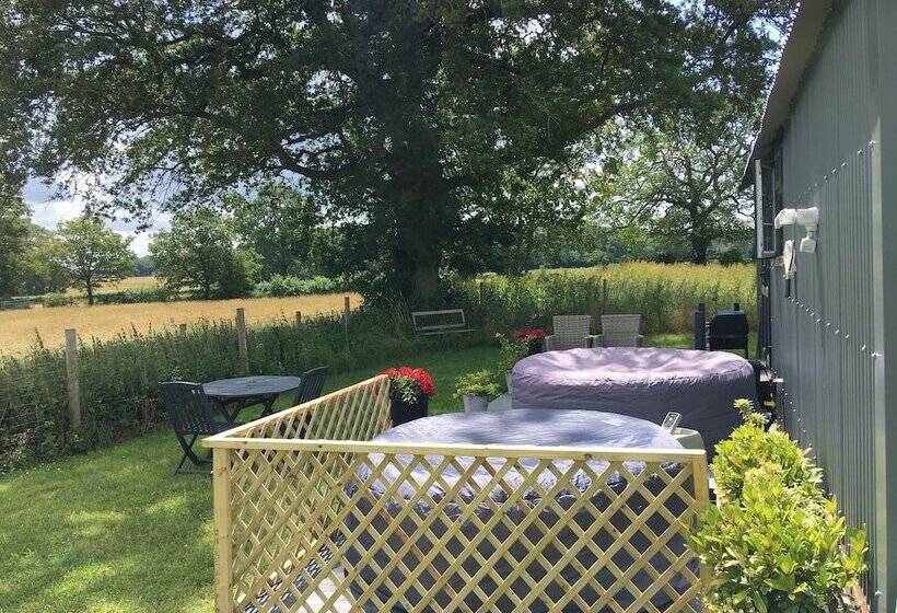 Charming Luxurious Rural Shepherds Hut