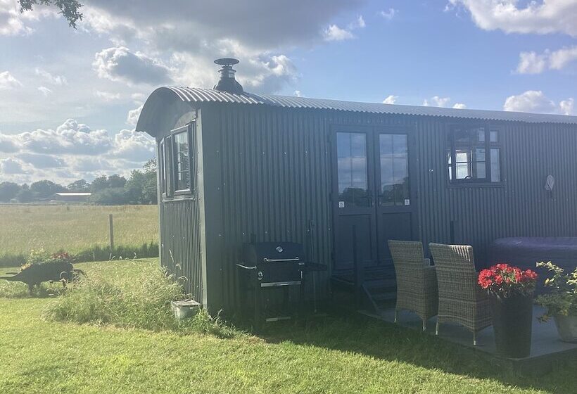 Charming Luxurious Rural Shepherds Hut