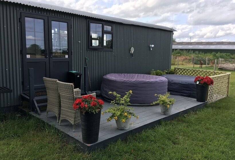 Charming Luxurious Rural Shepherds Hut